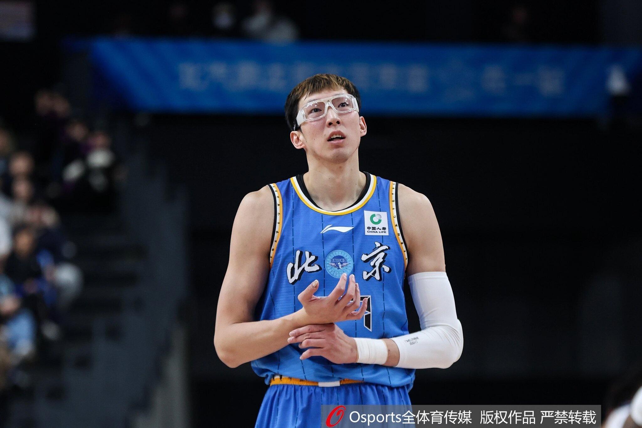 AG体育官方网站-暴怒!周琦篮下进攻被焦海龙盖帽打中头部,气得摘下护目镜怒怼对方